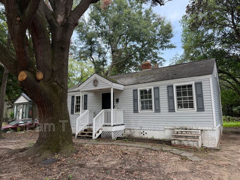 Savannah House: 1936 New Mexico St