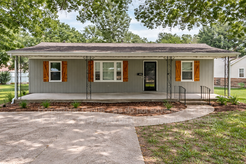 Shawnee House: 11522 W 68th St