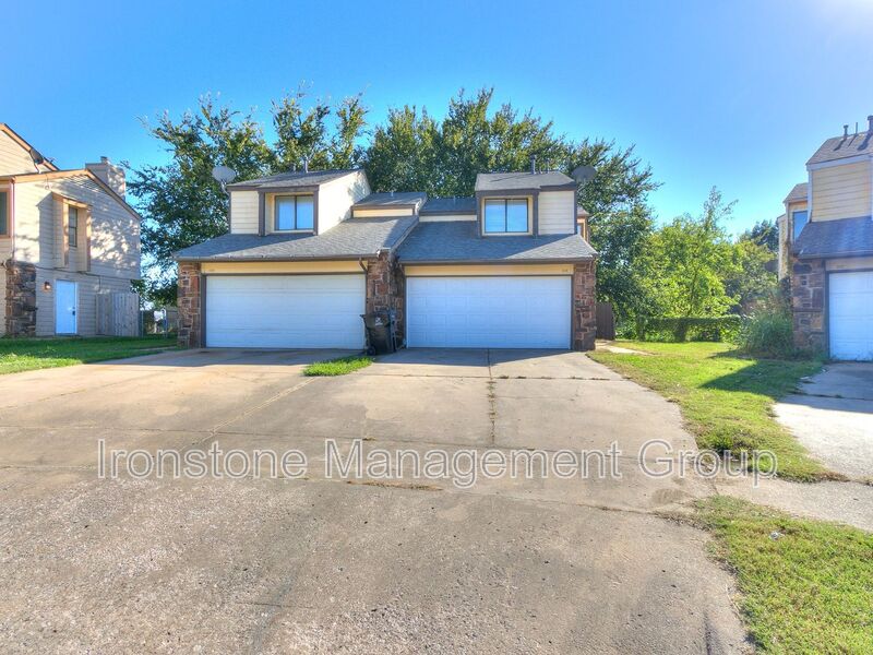 Broken Arrow House: 1113 W Fulton Street