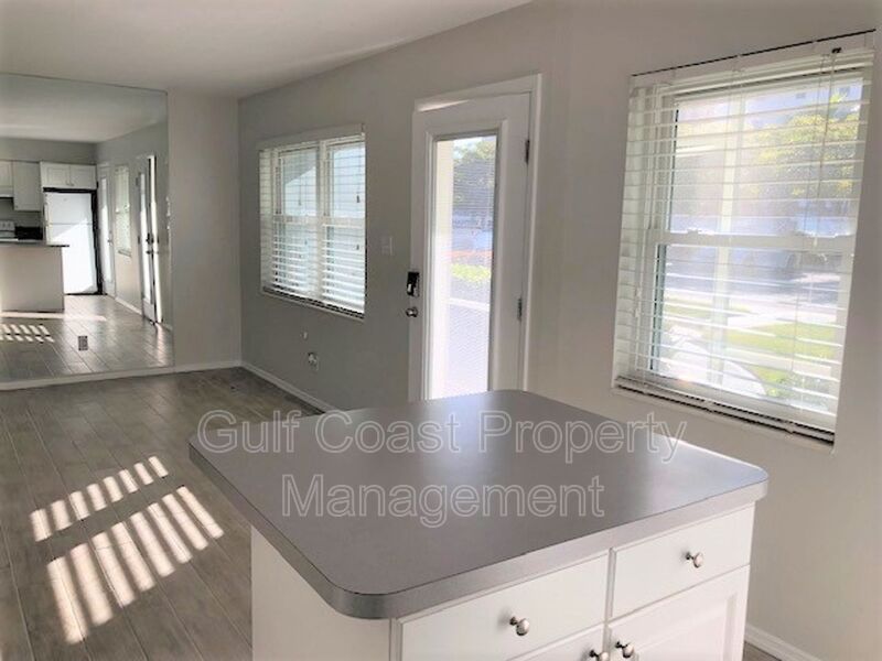 325 Golden Gate Pt Unit # 4 Sarasota FL 34236 - Photo 3