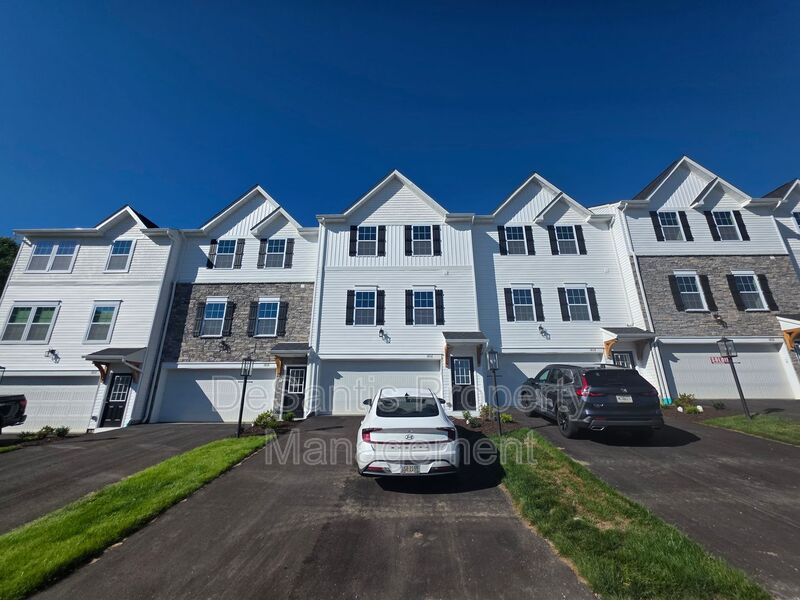 Imperial Townhome: 1806 Canterbury Drive