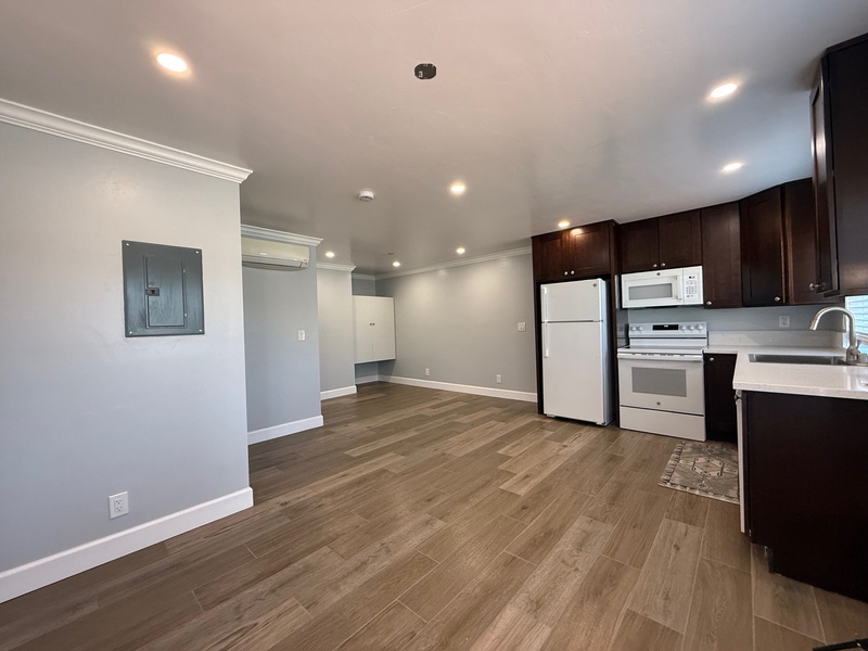 San Diego House: 6112 Travers Way