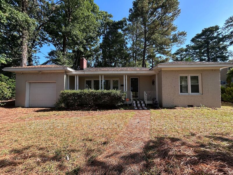 Stylish Ranch home with Expansive Yard in Prime Location! 