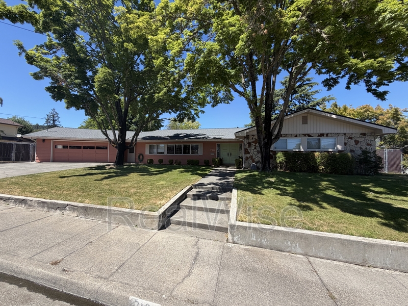 Grants Pass House: 710 NW Midland Ave