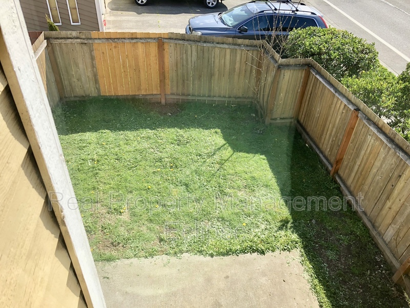 Auburn Condo: 902 28th St NE
