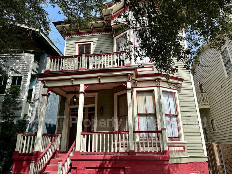 Savannah Condo: 124 E Henry St