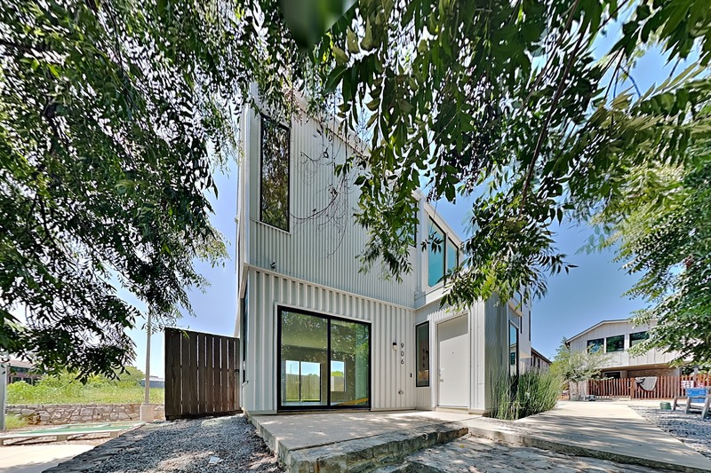 Dallas House: 906 Blackland Ct
