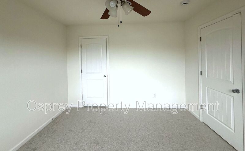 Spacious 4BR Home with Large Fenced Yard & Prime Location  - Photo 8