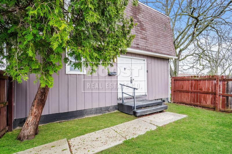 Columbus House: 1764 Brookfield Square North