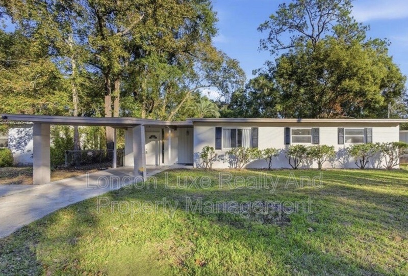 Jacksonville House: 909 La Marche Drive