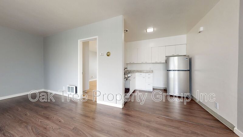 Oakland House: 444 28th St