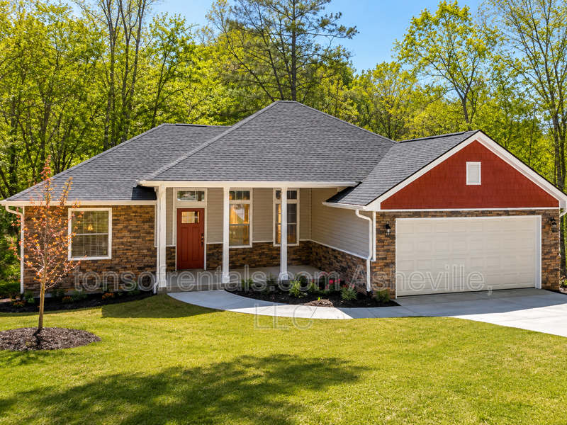 Hendersonville House: 51 John Halford Court