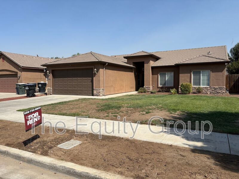 Visalia House: 2346 N Crowe St