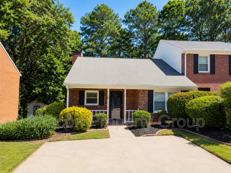 Fayetteville House: 140 Williamsburg Way