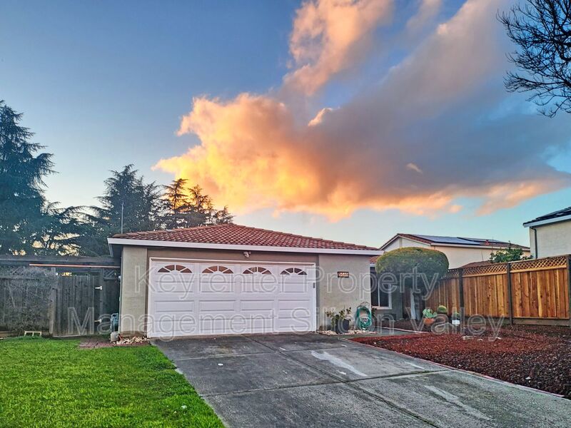 Request a Viewing for 5445 Mayland Ave Tenant Turner