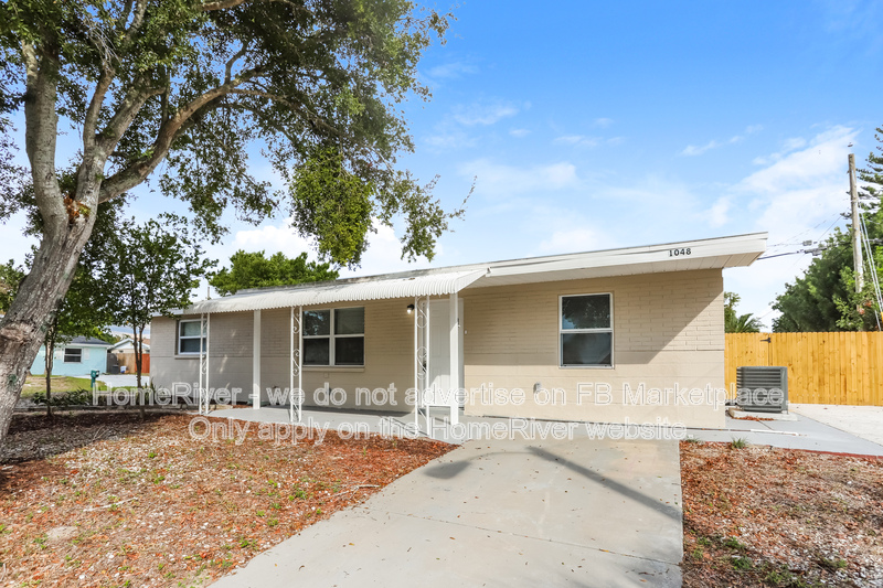 HOLIDAY House: 1048 POWERSONG ST
