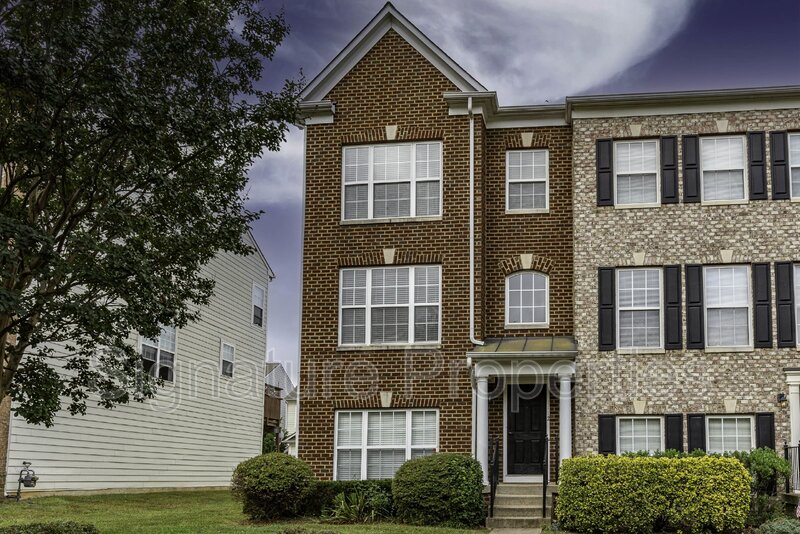 Fredericksburg Townhome: 1112 Hampton St