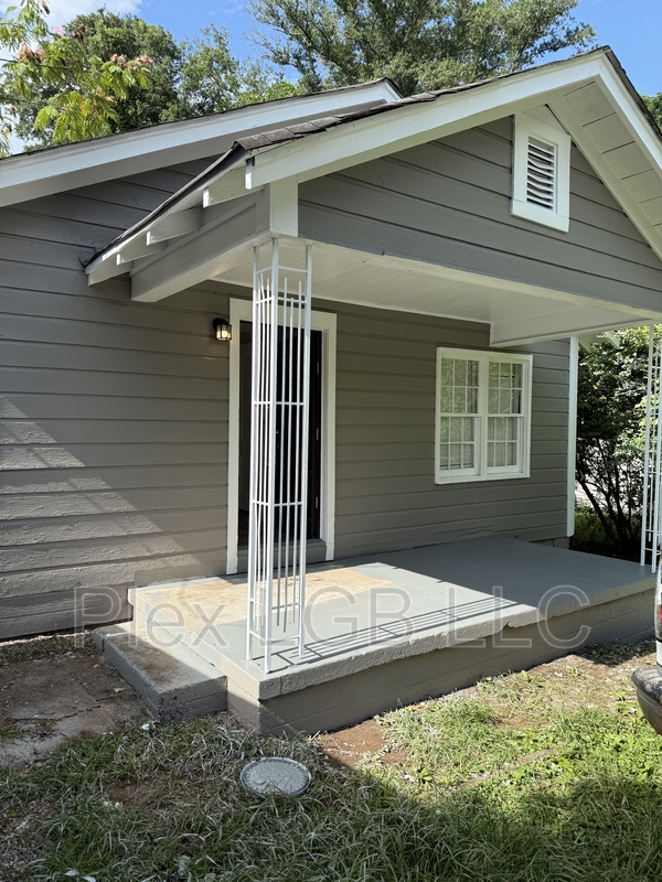 LaGrange House: 224 Bell Street