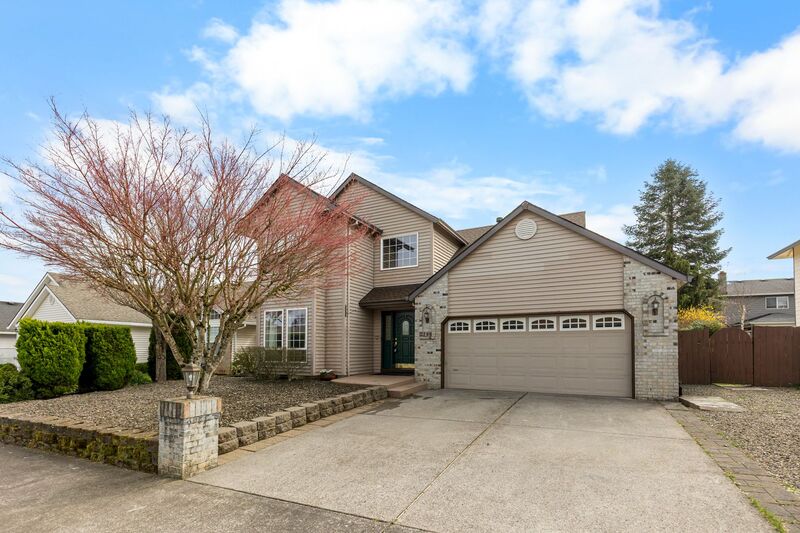 Troutdale House: 700 SW 27th Way