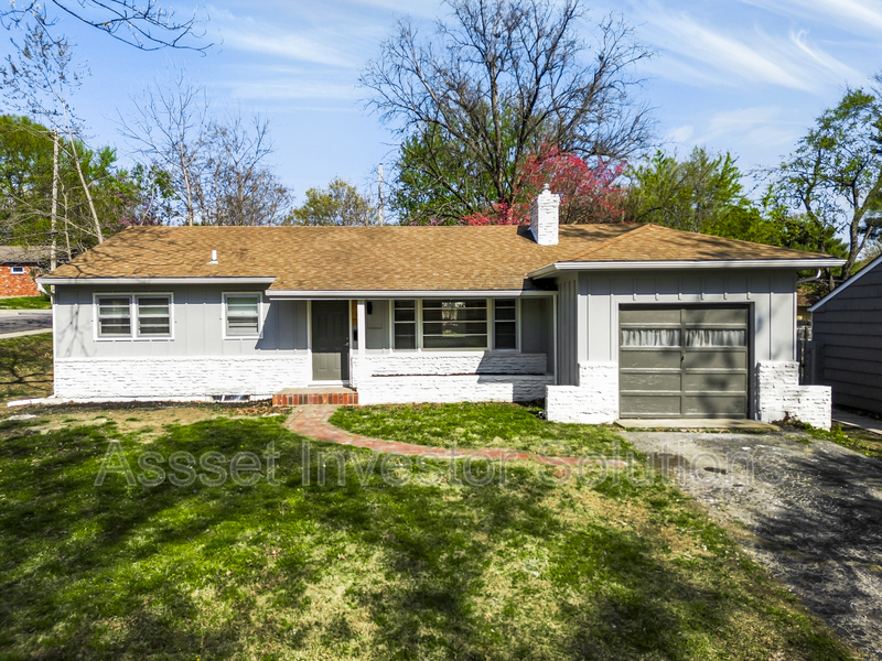 Prairie Village House: 7701 Mohawk Dr