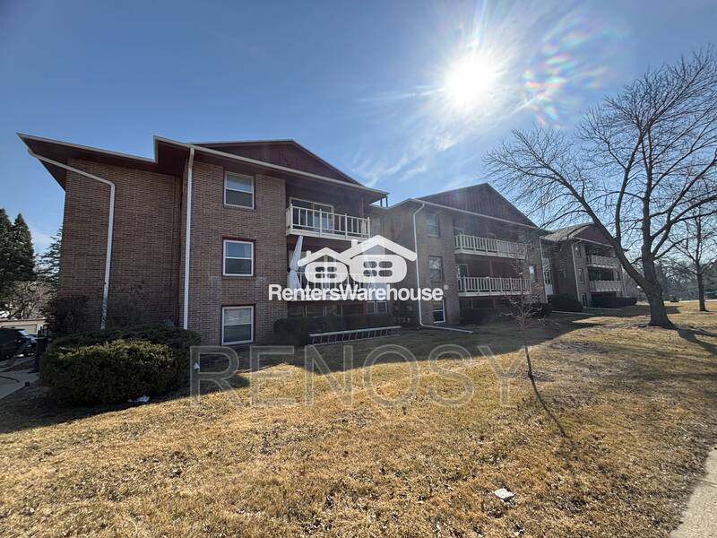 Urbandale Condo: 7815 Douglas Ave