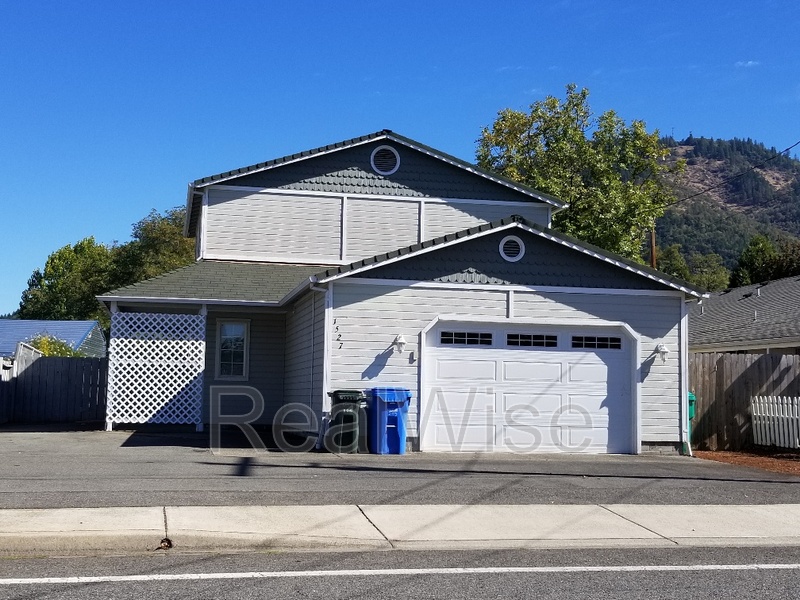 Grants Pass House: 1527 Hamilton Ln