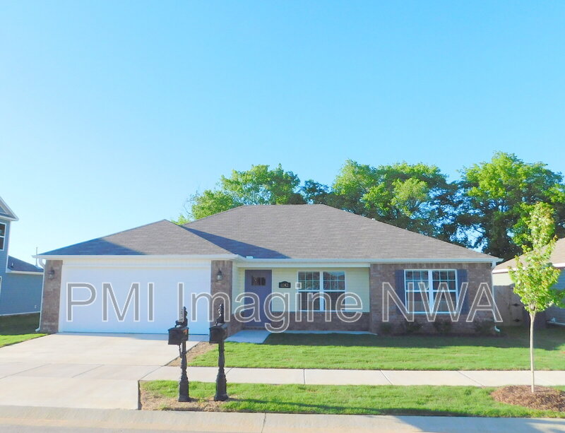 Fayetteville House: 1142 S Gentle Valley Dr