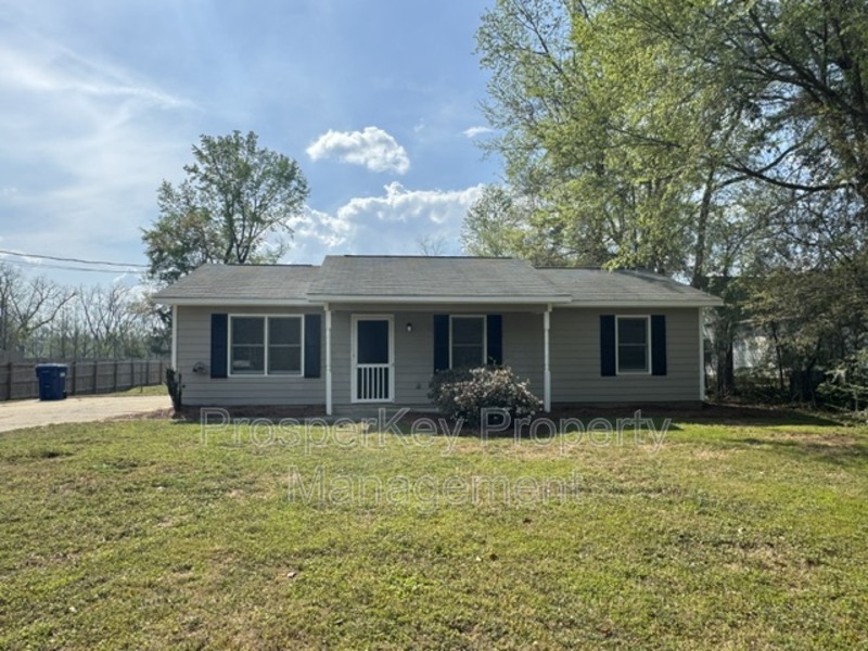 Smiths Station House: 303 Lee Rd #942