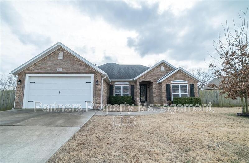 Fayetteville House: 3131 West Ika Lane