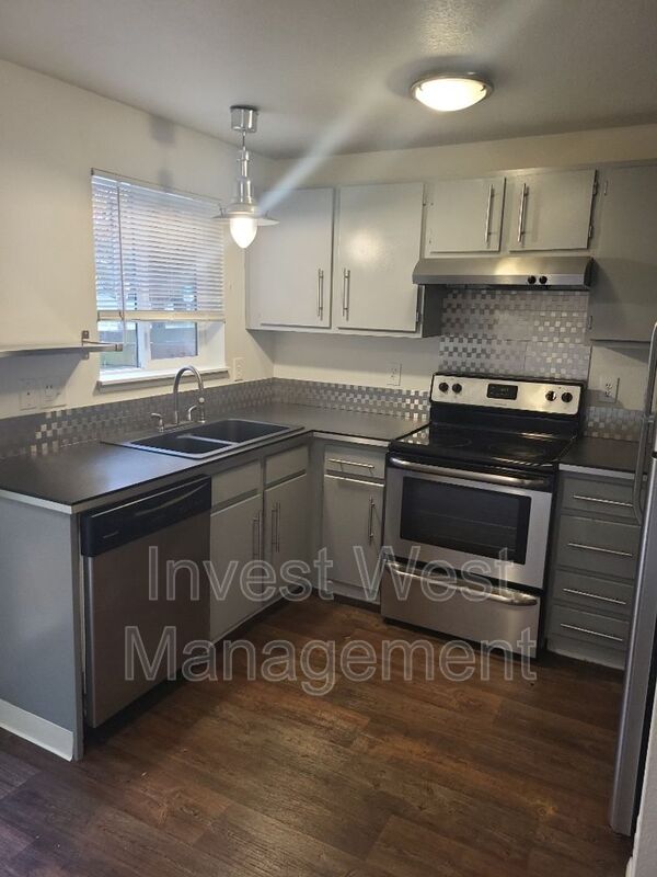 Portland House: 9027 N St Louis Ave