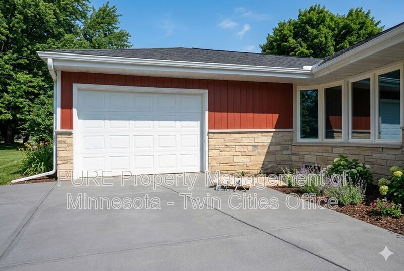 Lindstrom House: 30630 Broadway St