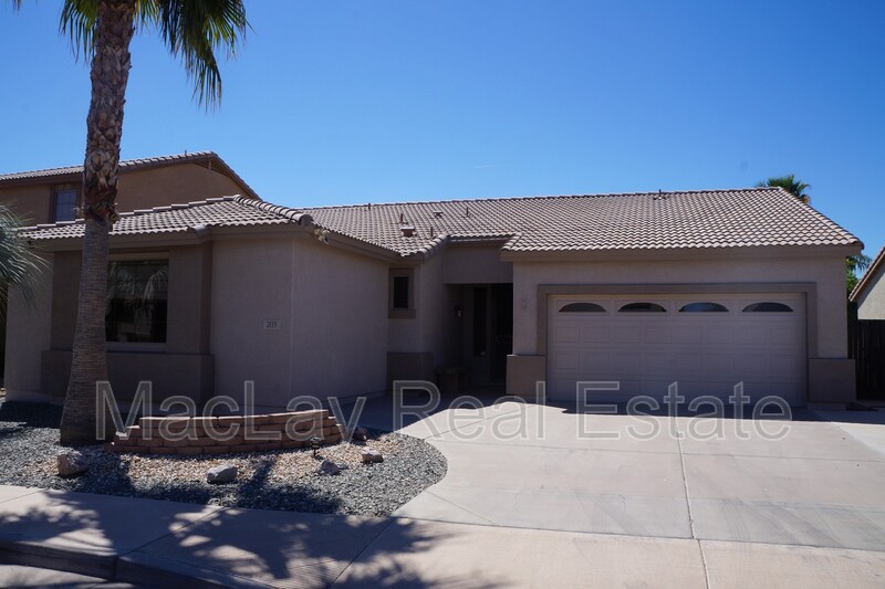 Chandler House: 203 W Cedar Dr
