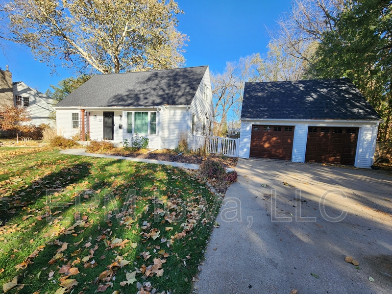 Waterloo House: 137 Pauline Place