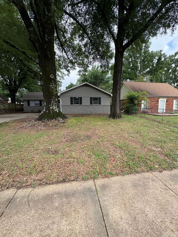Memphis House: 3293 S Perkins Rd