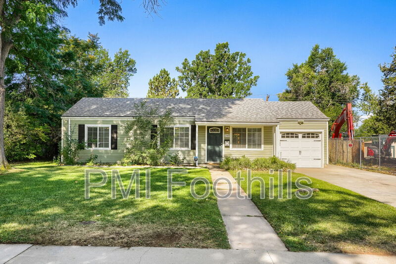Denver House: 2949 S Dexter Way