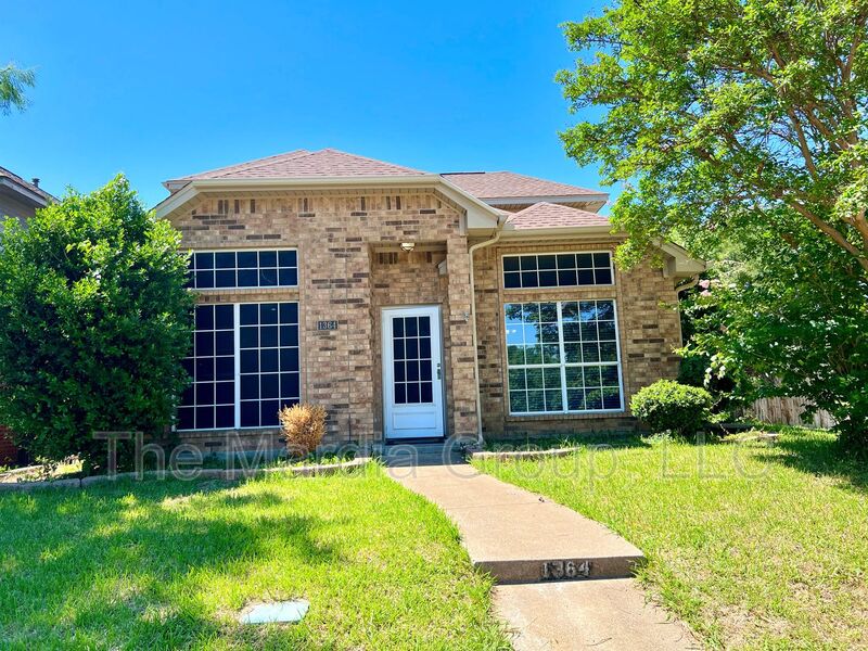 Lewisville House: 1364 Creekview Drive