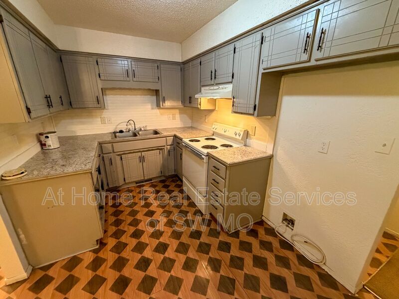 Springfield House: 3410 W Maple Dr
