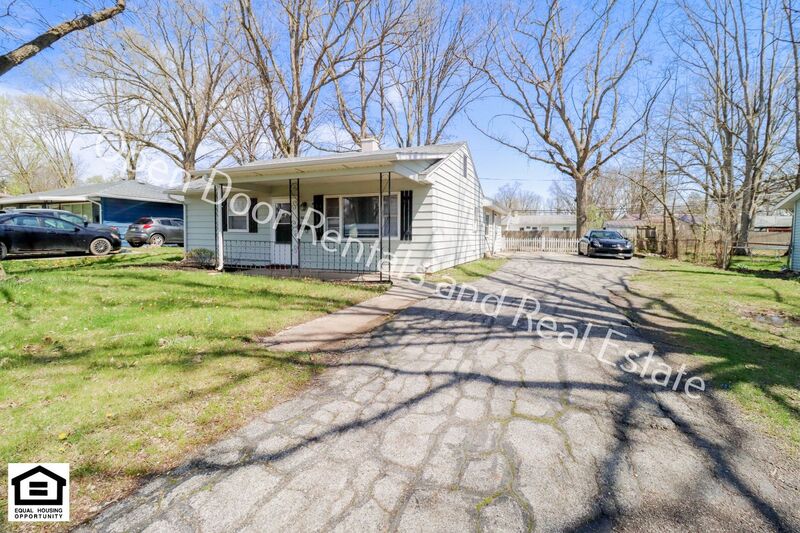 Fort Wayne House: 6033 S Calhoun St