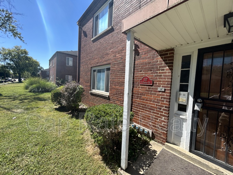 Columbus House: 107 N Hampton Rd