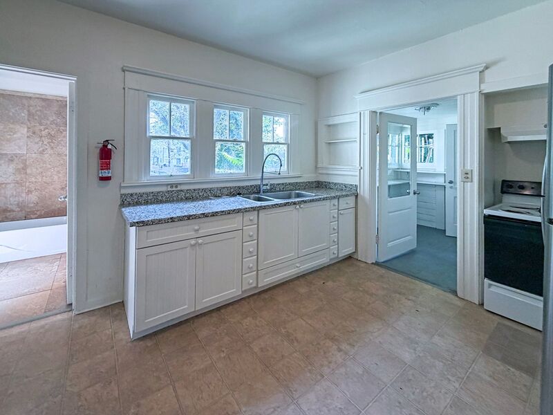 Photo 13 of rental home at 943 Washington Street