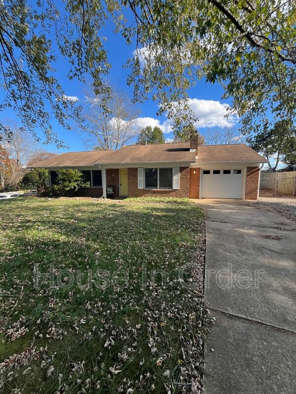 Asheville House: 217 Scottlynn Drive