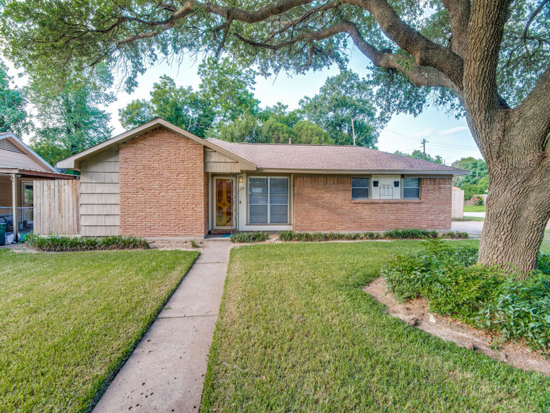 Houston House: 118 Southbrook Circle