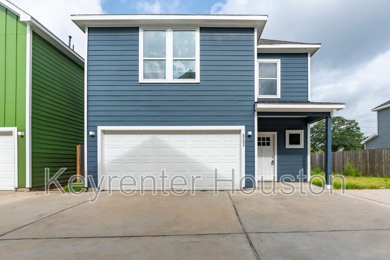 Houston House: 8203 Woodlyn Rd