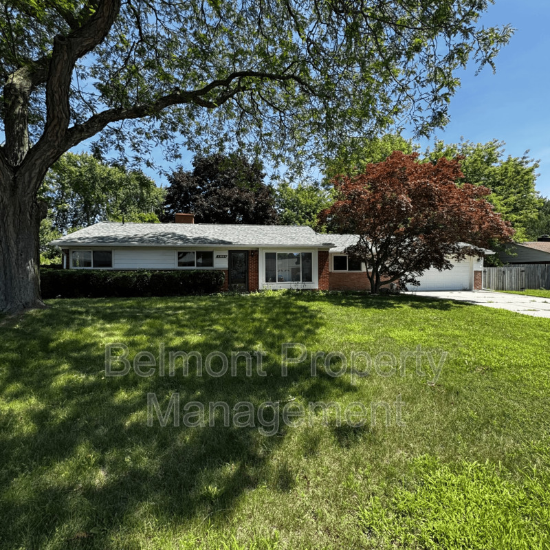 Novi House: 23960 Willowbrook