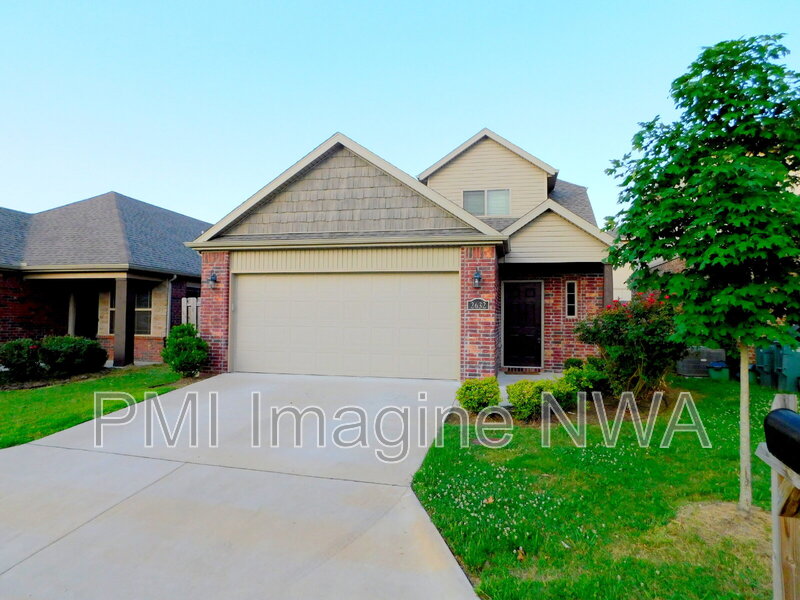 Fayetteville House: 2632 N Arroyo Ave