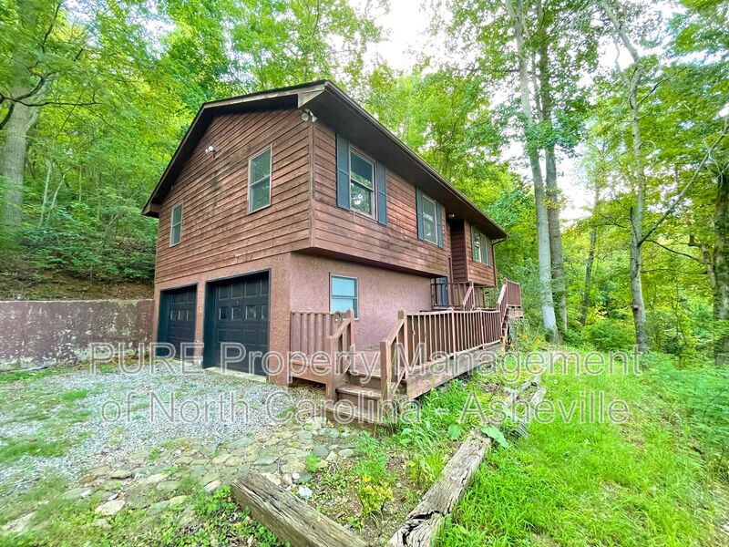 Leicester House: 101 Hanlon Mountain Rd