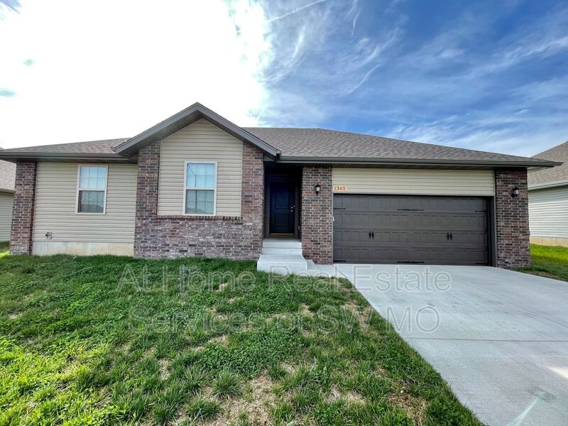 Republic House: 1365 S Marseilles