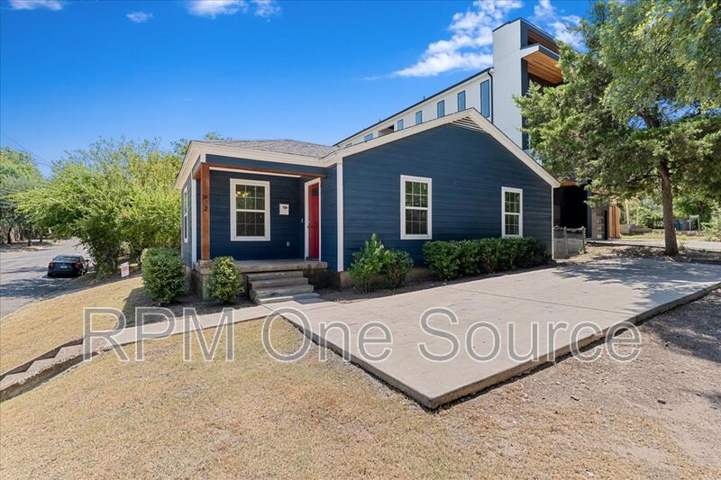 Dallas House: 902 S. Ewing Ave