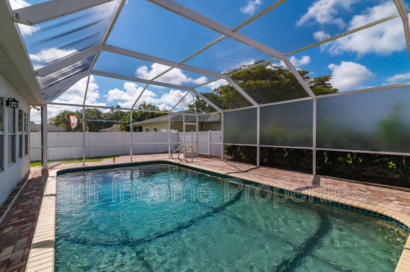 Sarasota House: 2130 Pinehurst Street