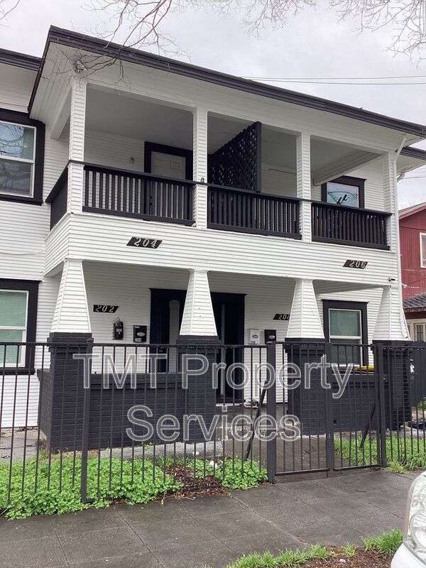 Stockton House: 204 W Oak Street